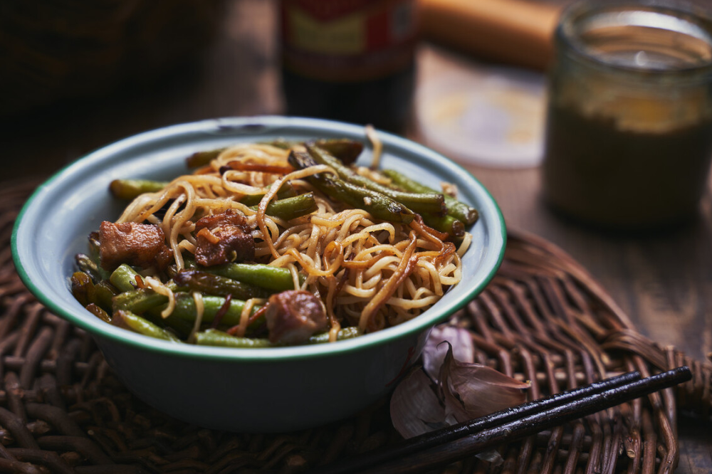 北方最受歡迎的麵食,燒肉豆角燜面,鹹香味濃,飯菜一鍋解決