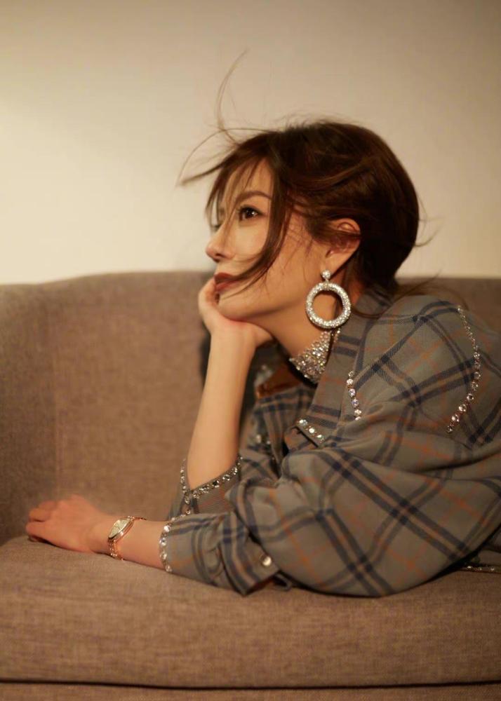 赵薇鎏金连体衣造型也太美了,搭配银色项圈耳环,妥妥的女王气场_腾讯