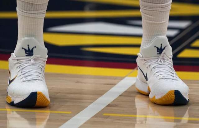 约老师的"小丑"形象有点骚鞋舌上的专属logo很有意思nike zoom rize 2