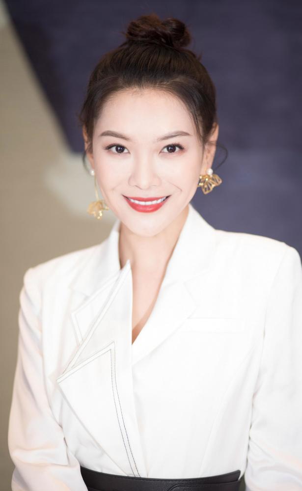 美女栗坤:第3273时尚潮流穿搭美图欣赏