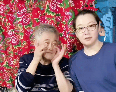 63岁赵本山罕见露面,与妻子同框秀恩爱,网友:精神不太好