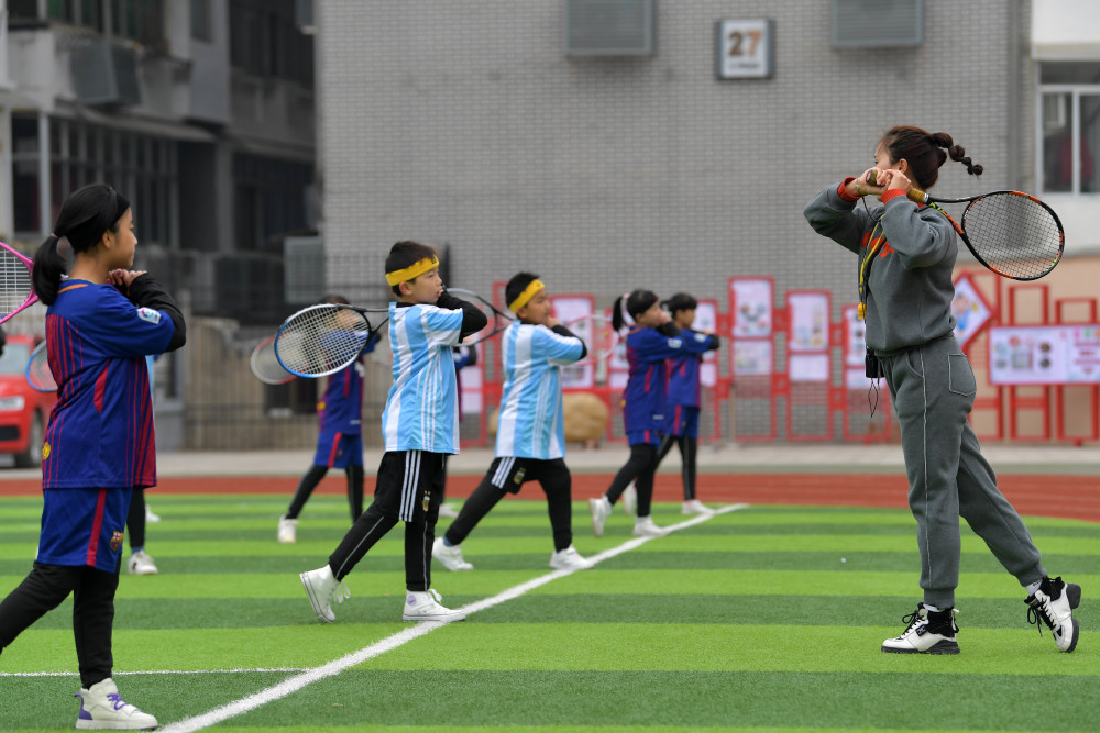 体育快乐体育课网球进校园