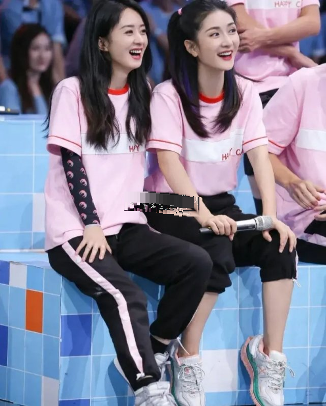 赵丽颖谢娜同框大哥二弟笑容仿佛亲姐妹是不是关系好的人就会越长越像