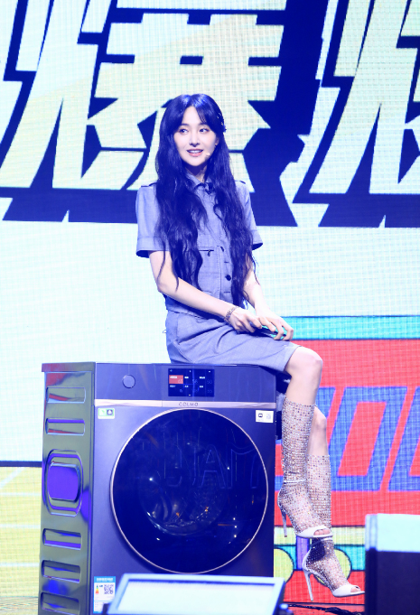 看郑爽暴瘦时照片,穿黑色长裙骨感明显,明白了粉丝劝她长胖的原因