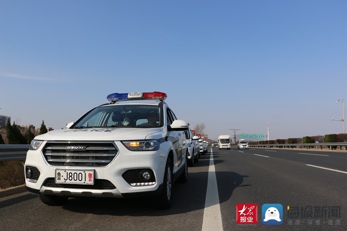 飒泰安高速交警新警车亮相警用装备进一步提升