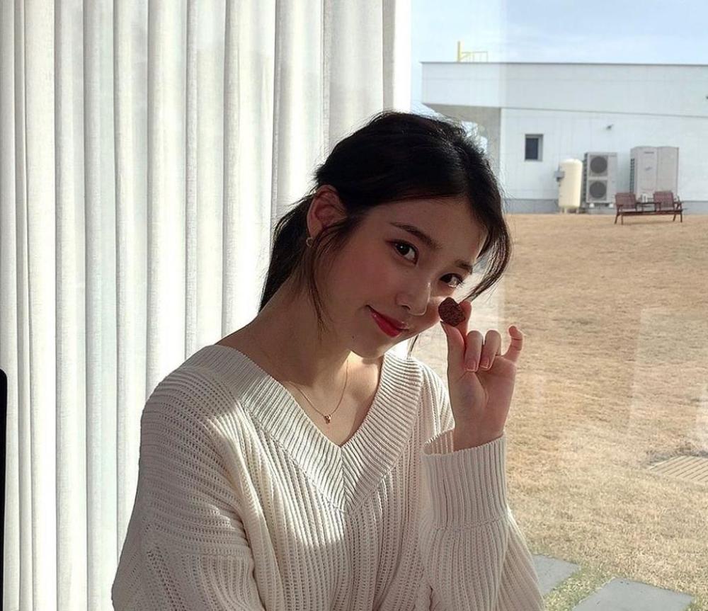 iu李知恩超美杂志写真,绿纱粉裙柔美清甜,不愧是仙女本人