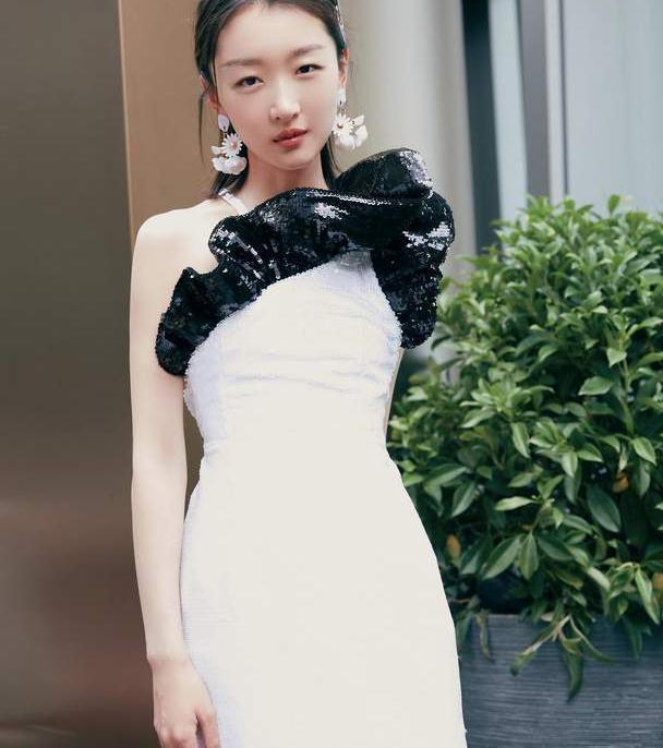 "实力派演员"周冬雨,身穿紫色蓬蓬裙配马尾造型,梦幻感十足!_腾讯新闻