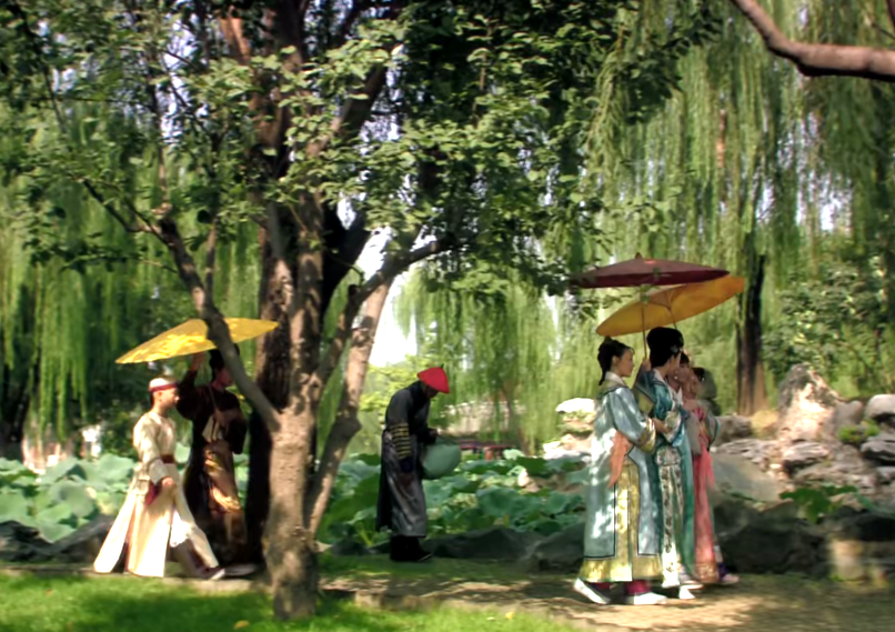 甄嬛传:安陵容前往圆明园,谁注意她伞的颜色?甄嬛看了都心生妒忌