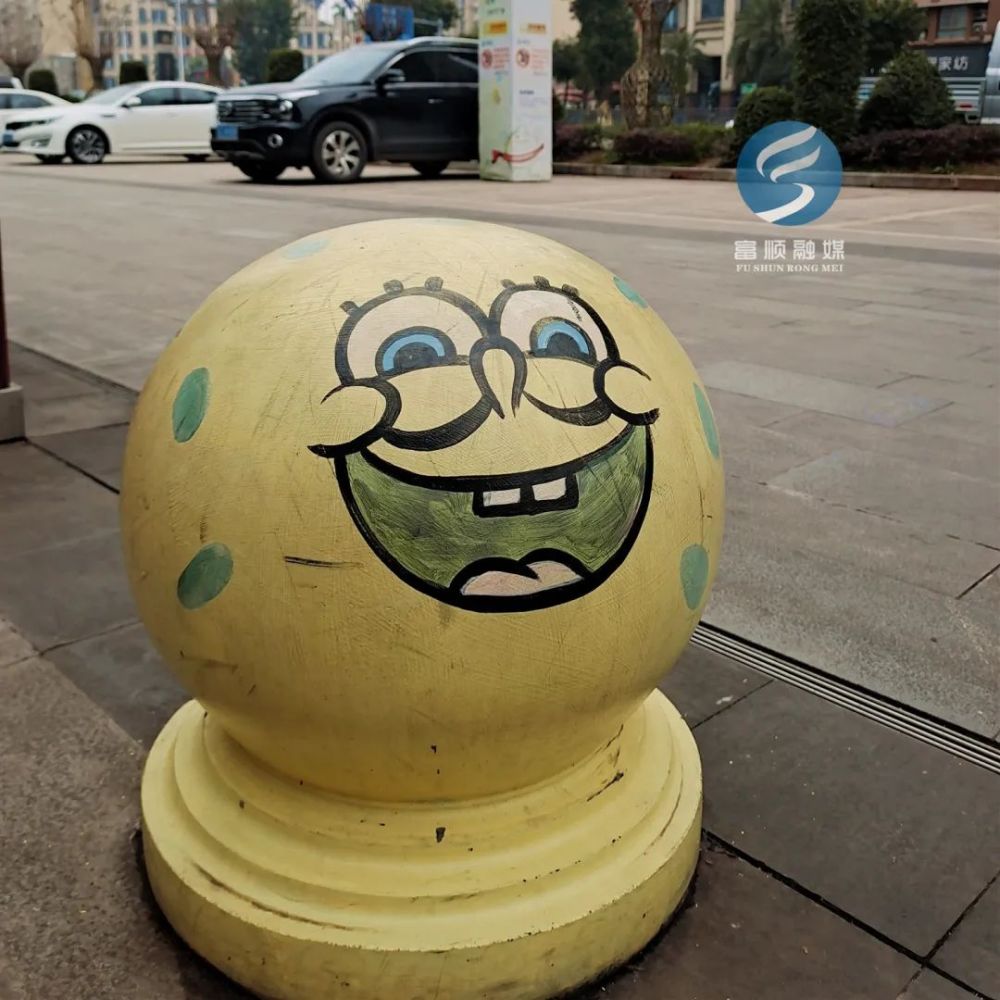 我们富顺街头一道靓丽的风景使得原本单调枯燥的隔离墩变得趣味十足