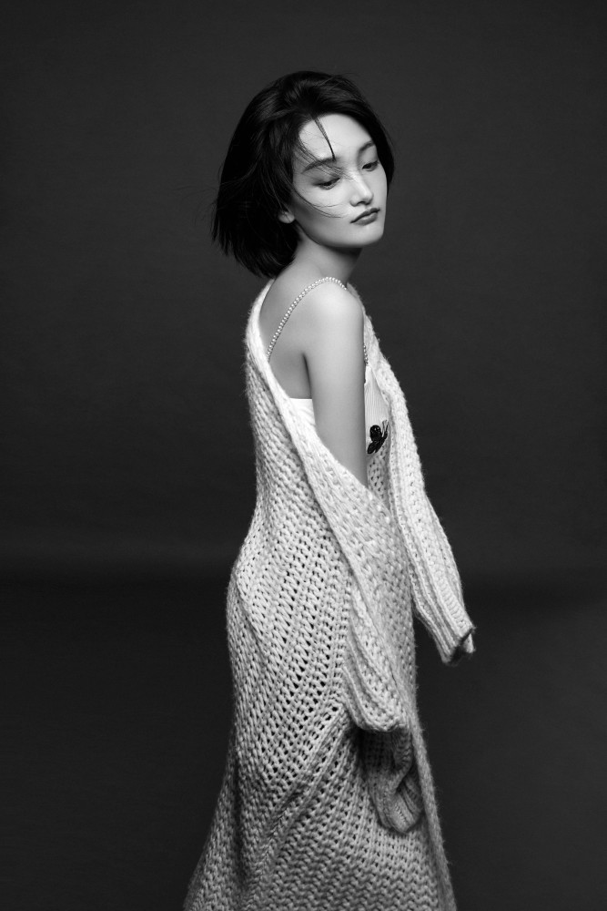 付小仙文艺片《夏日往事》定档12.16 黑白写真诠释别致韵味