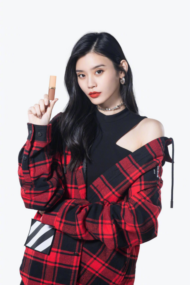 奚梦瑶穿这衣服不怕老公吃醋吗当妈后身材更婀娜难怪用手挡着