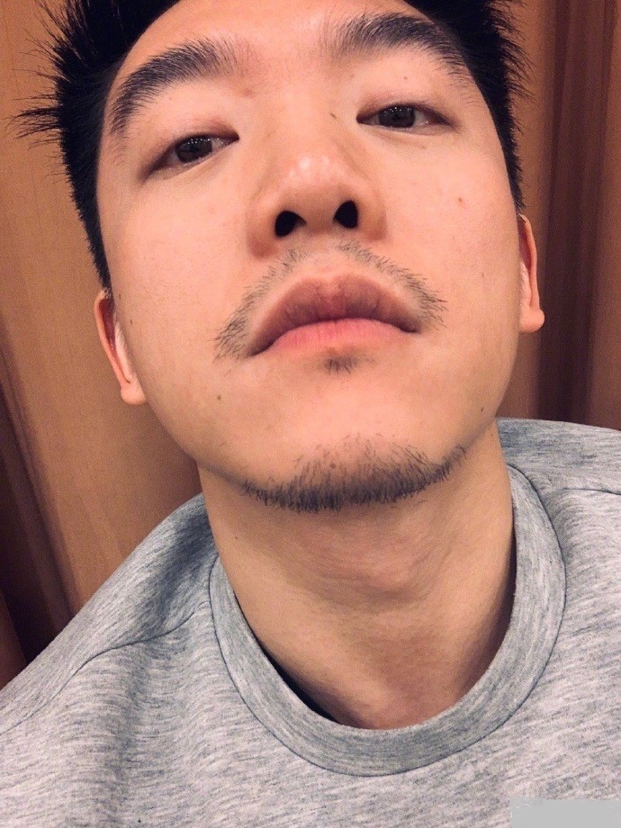 这谁能hold住,郑恺这就是任性自拍,各种迷之角度的自拍照;可爱的郑恺