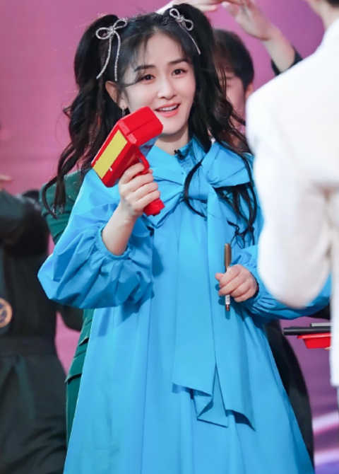 谢娜扎双马尾出席活动维嘉刘维争当护花使者网友这丫头好甜啊