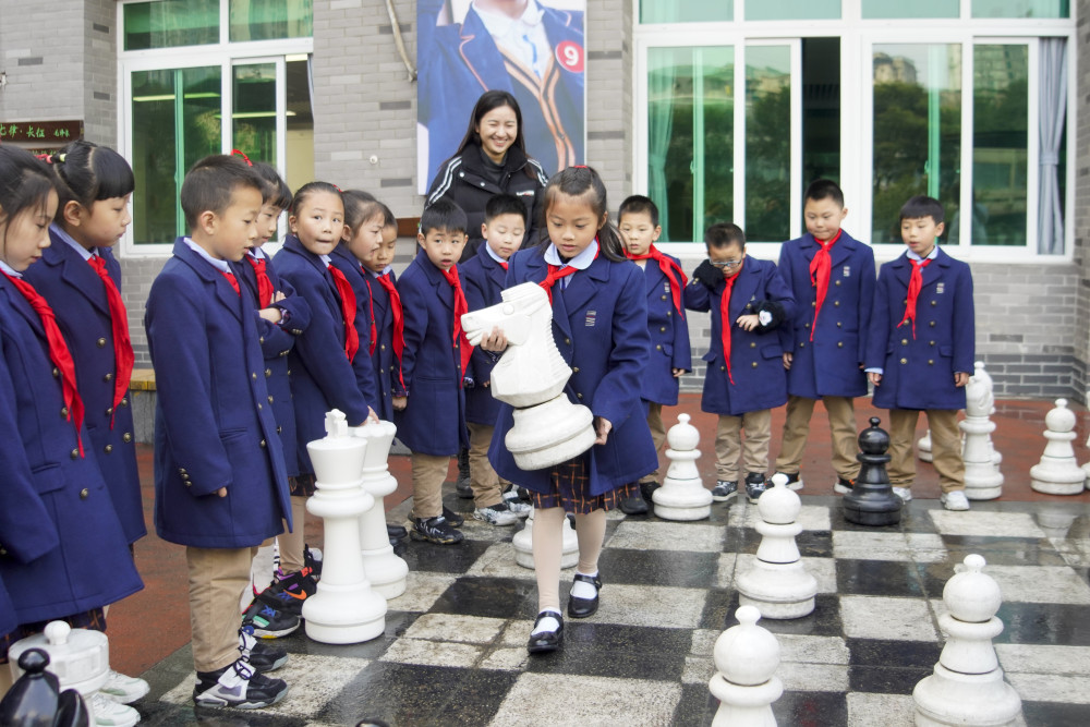 12月8日,重庆市九龙坡区杨石路小学校的国际象棋兴趣课上,分为甲,乙两