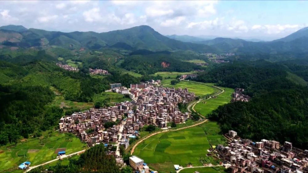 近年来,石咀镇紧紧围绕建设天蓝,地绿,水清的生态石咀和实现绿色崛起