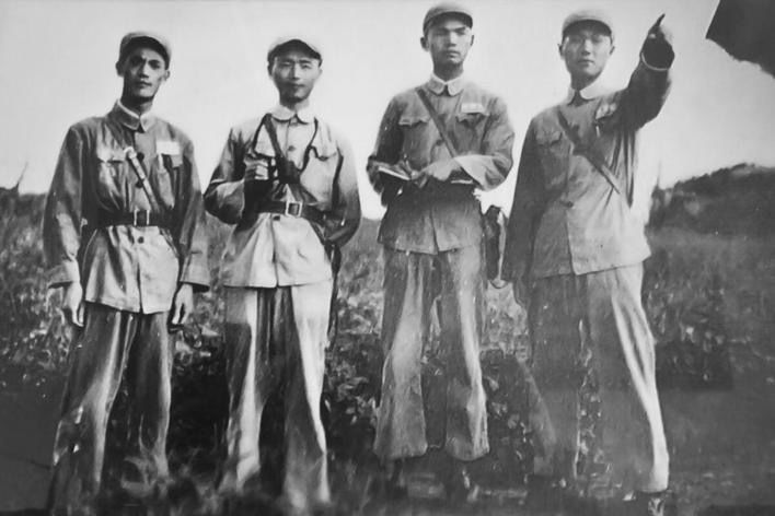 1954年6月,中國人民志願軍第24軍70師209團作戰參謀張家樹(右二)與