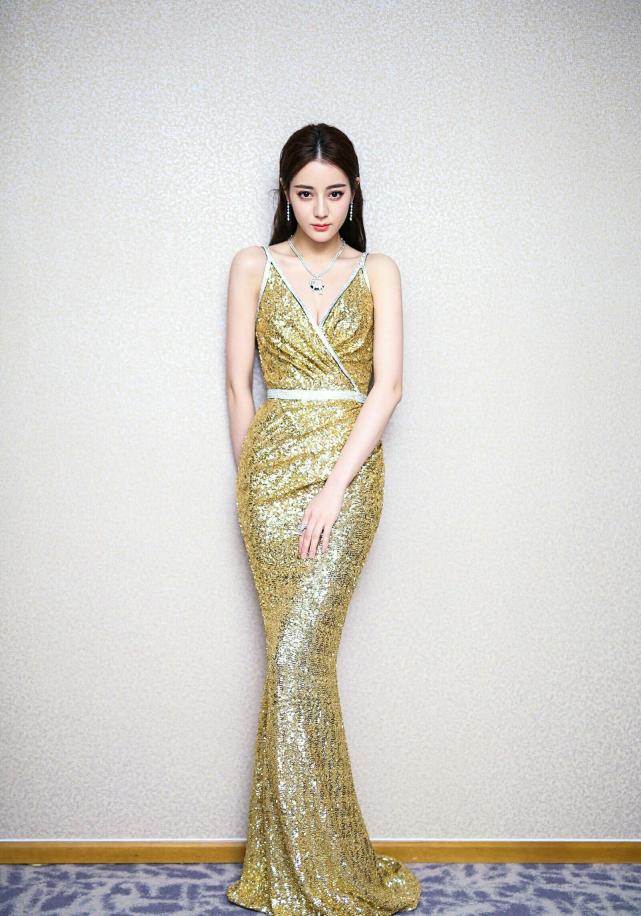 还记得热巴获金鹰女神奖的造型吗看清她的蛇精腰全网沸腾