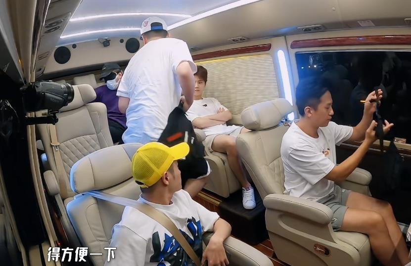 五哈嘉宾半夜被扔加油站王冕说不知情谁注意到黄渤表情戏精坐实