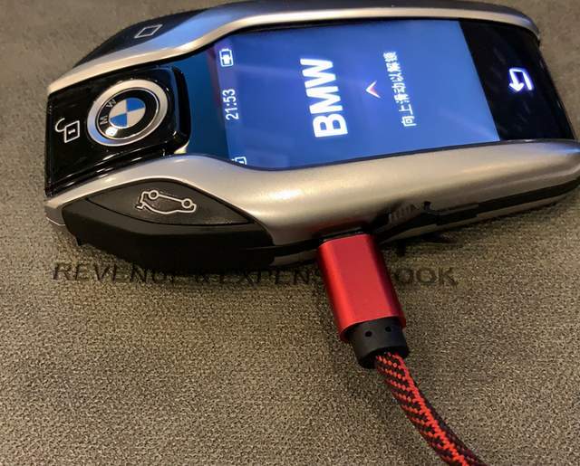 厦门老板花118万买宝马x7,宝石青,展出液晶钥匙的充电过程