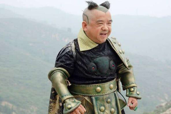 他是国家级演员,比潘长江还矮,娶的4个老婆却个个貌美如花_腾讯新闻