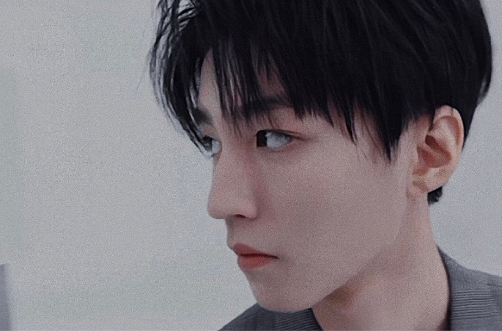 王俊凯出关后气质大变,眼神凌厉,还挑染了一撮白发,路人好会夸_腾讯