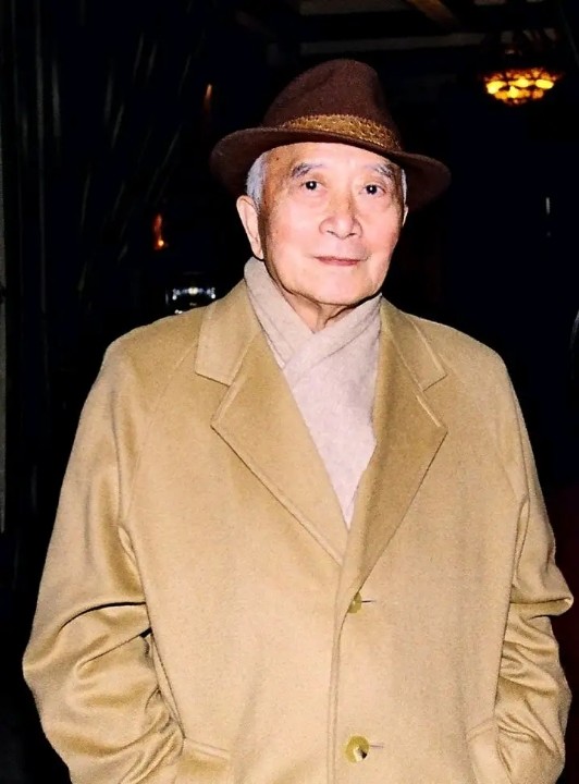 孙道临晚年爱穿浅色米色羽绒服大围巾好儒雅与王文娟伉俪情深