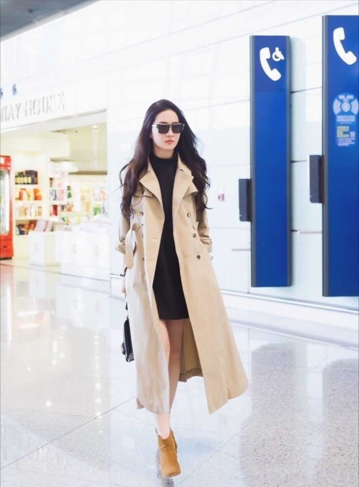 刘亦菲身着的这件a字型的翻领卡其大衣,自带了超强的气场,走路带风