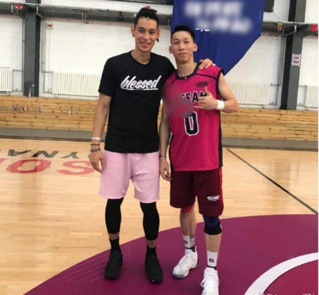 如果单看身体条件的话,钟显超也就是大众身高,连职业联赛的门槛可能都