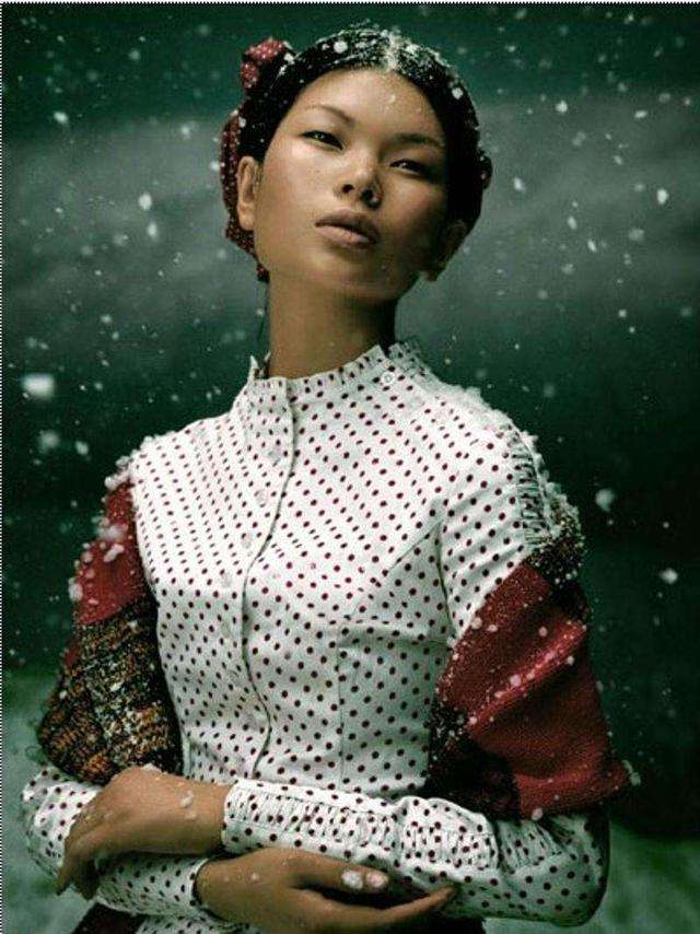 她是中国第一丑模,却功成名就嫁给法国富豪,8岁儿子长得像贵族