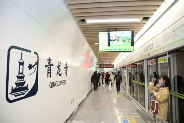 青龙寺站为地铁5号线和3号线的换乘站,其中车站5号线区域分南北两个站