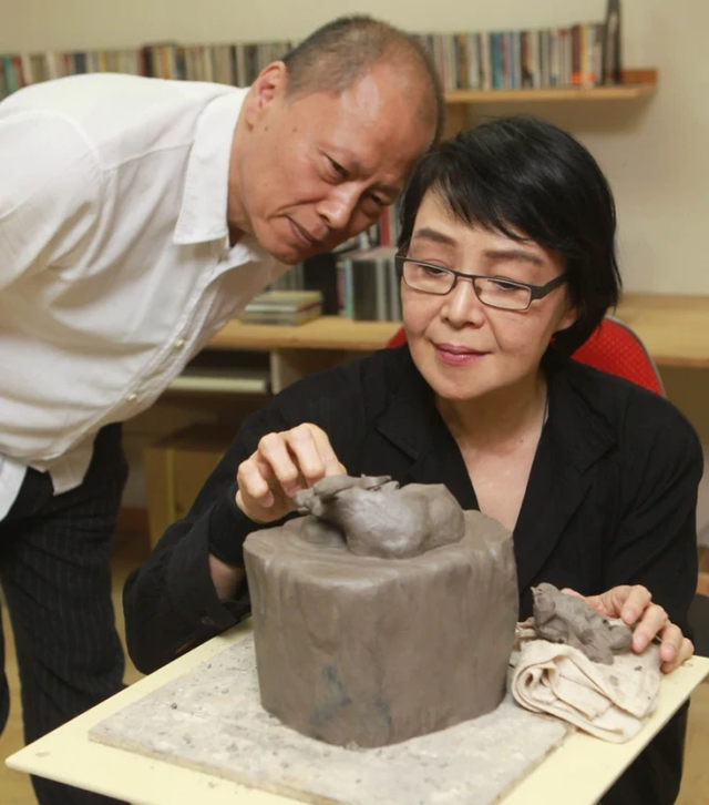 只可惜彩云易散琉璃碎,庞大的琉璃工房,从此只有杨慧珊形单影只.