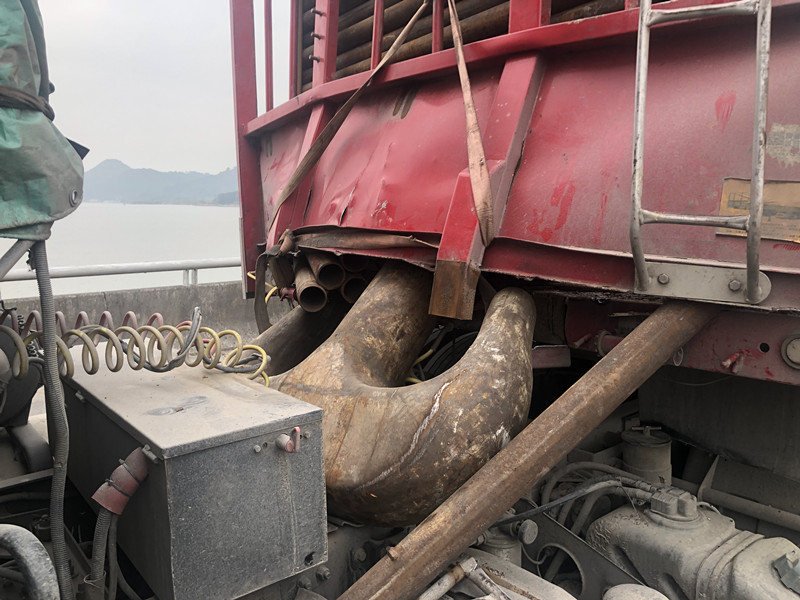 大貨車一腳剎車自斷氣門趴窩高速