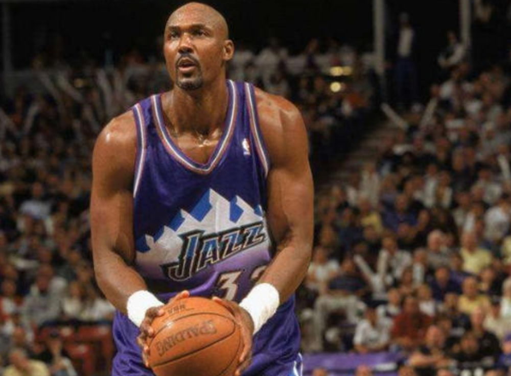 卡尔马龙在90年代的内线是一个异类的存在