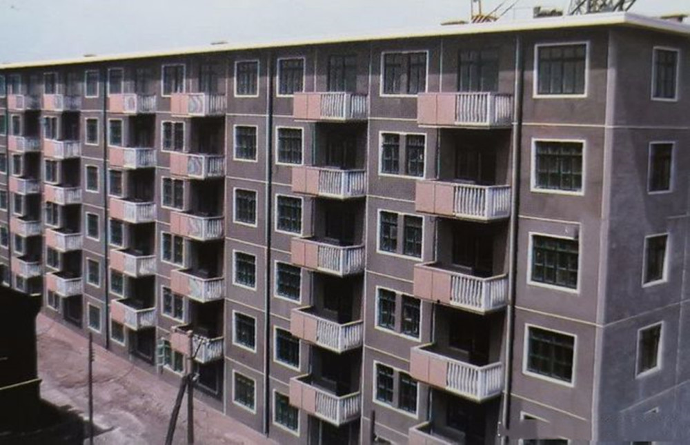 1970年代的天津,工人新区住宅楼里的一户工人家庭.