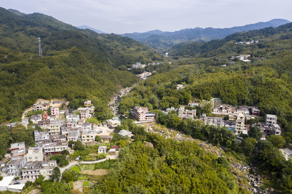 新圩镇下面有个村子叫东水村,位于新圩镇的北面,一条河流自鹅凰嶂山脚