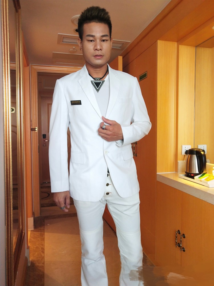 港媒在报道中称王菲和自称是武师的动作演员李威龙已于2020年11月21日