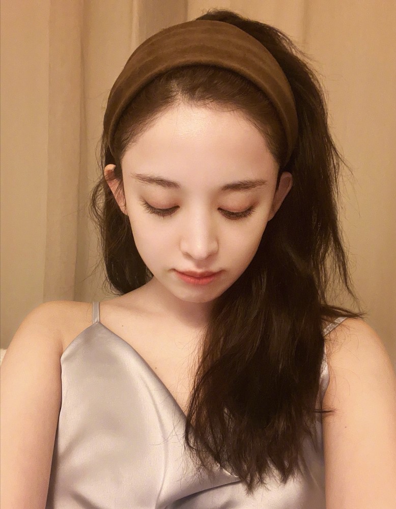 90后女星优越感太强,娜扎自夸是发际线富翁,还晒2张自拍为证