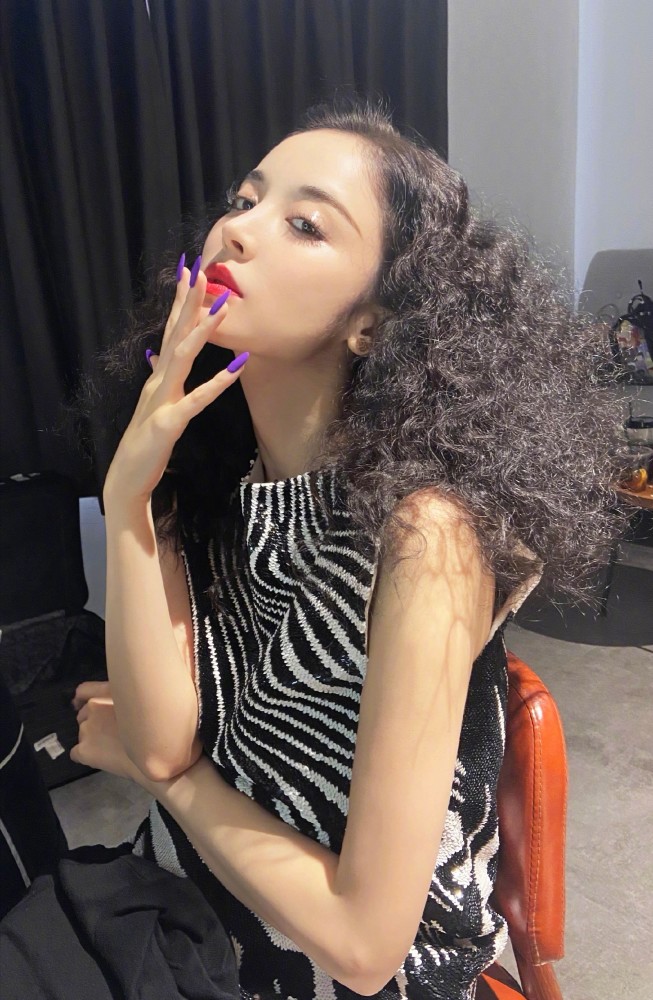 90后女星优越感太强,娜扎自夸是发际线富翁,还晒2张自拍为证