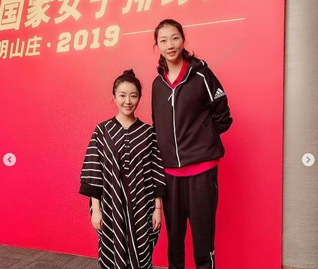 何超莲现身女排庆功宴,与郎平颜妮同框似粉丝,身高反差萌成亮点_腾讯
