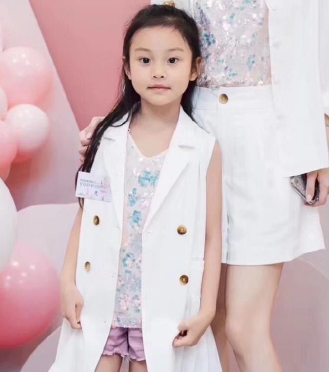 李小璐成功培养女儿,甜馨穿公主裙自信弹钢琴,比贾乃亮称职多了