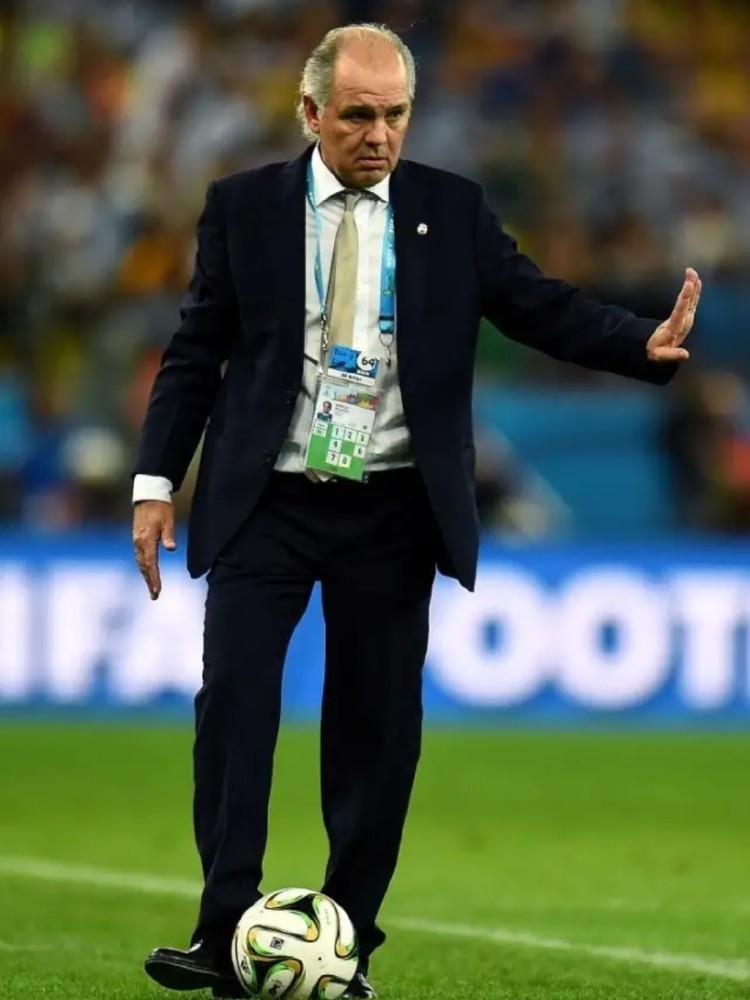 萨维利亚一直担任帕萨雷拉的助理教练,跟随他一起执教过阿根廷国家队