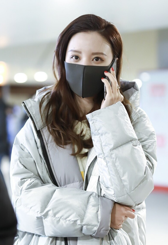 张萌高颜值任性穿长款羽绒服搭配阔腿裤随性又洋气美出新高度