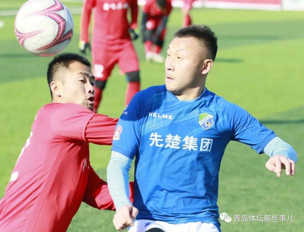 高鹏 摄▲小组赛第三轮,鲲鹏足球俱乐部总经理吴建滨便曾替补出场.