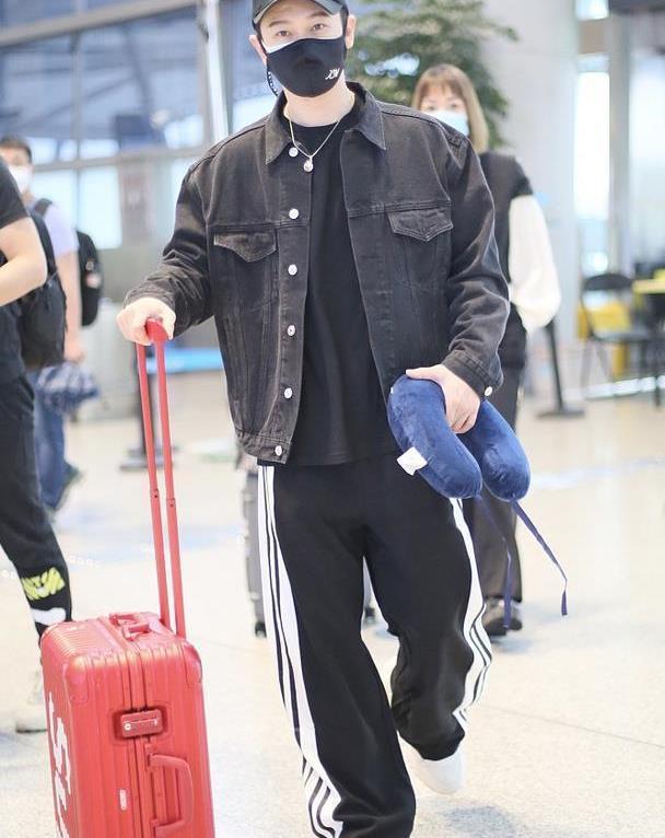 黄晓明力证179身高,穿拖地裤走机场也有大长腿,就是看着像睡裤