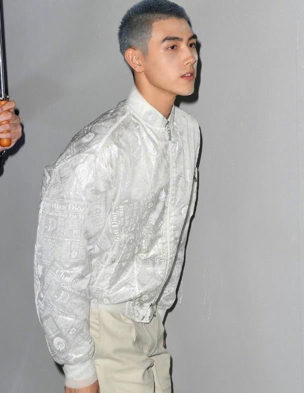 陈飞宇无负妈妈好基因!寸头 奶奶灰也hold得住,立体五官太迷人_腾讯新