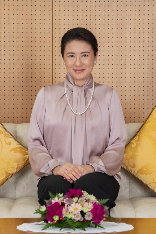 雅子皇后迎57岁,绸缎上衣配珍珠优雅,与德仁天皇甜蜜互动,首次取消