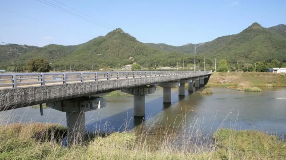 金刚川志愿军用人搭起了桥而七十年前的今天美军却空投了一座桥