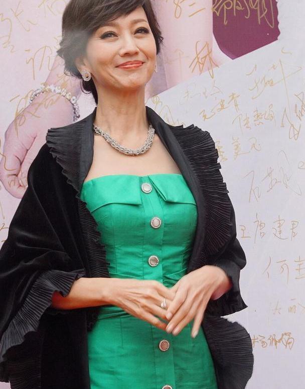 65岁赵雅芝真会穿,绿色长裙配黑色披肩雍容华贵,真是不老女神
