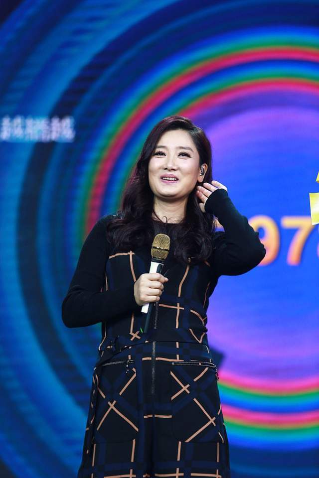 玲花的身材还挺有肉感的笑起来的时候双下巴更明显了