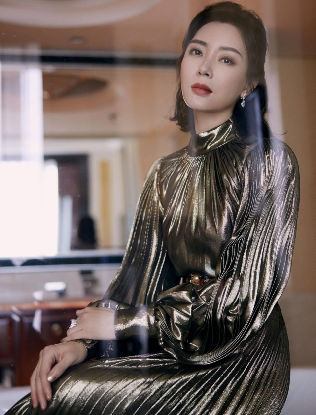 陈数金色褶皱长裙高贵典雅女神范儿十足